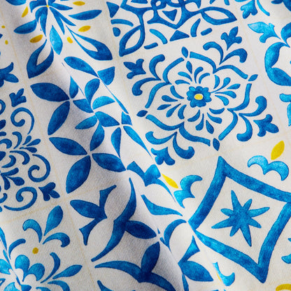 Gros plan du motif azulejos bleu et jaune imprimé au dos, coton bio blanc, t-shirt TifoArt