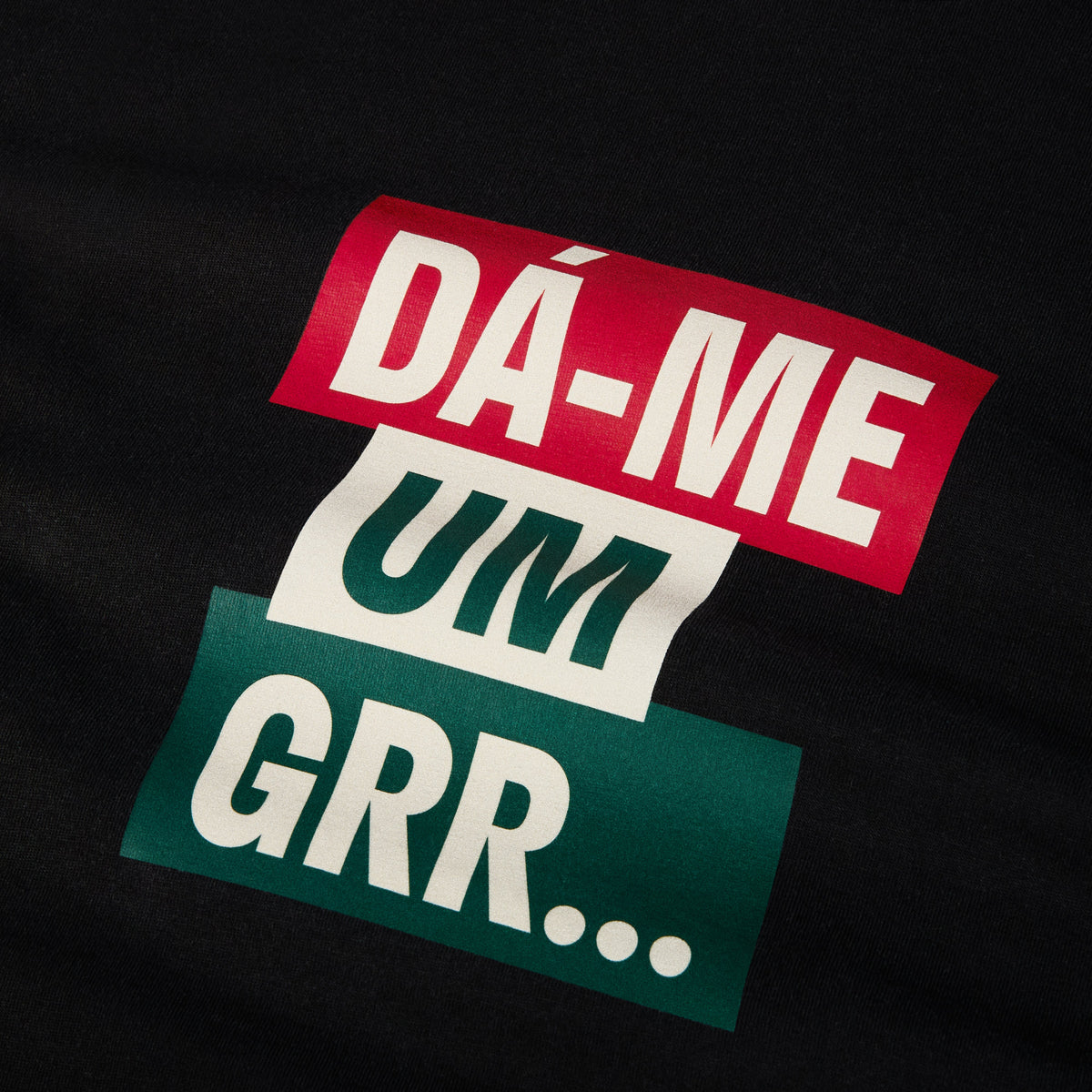 Gros plan de l'inscription Dá-me um GRR imprimée sur coton bio, t-shirt TifoArt