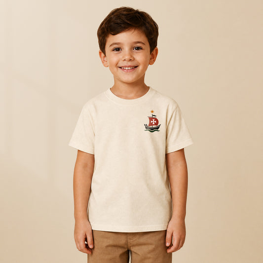 T-shirt enfant crème Caravelle porté par un enfant, série Aventures Maritimes TifoArt
