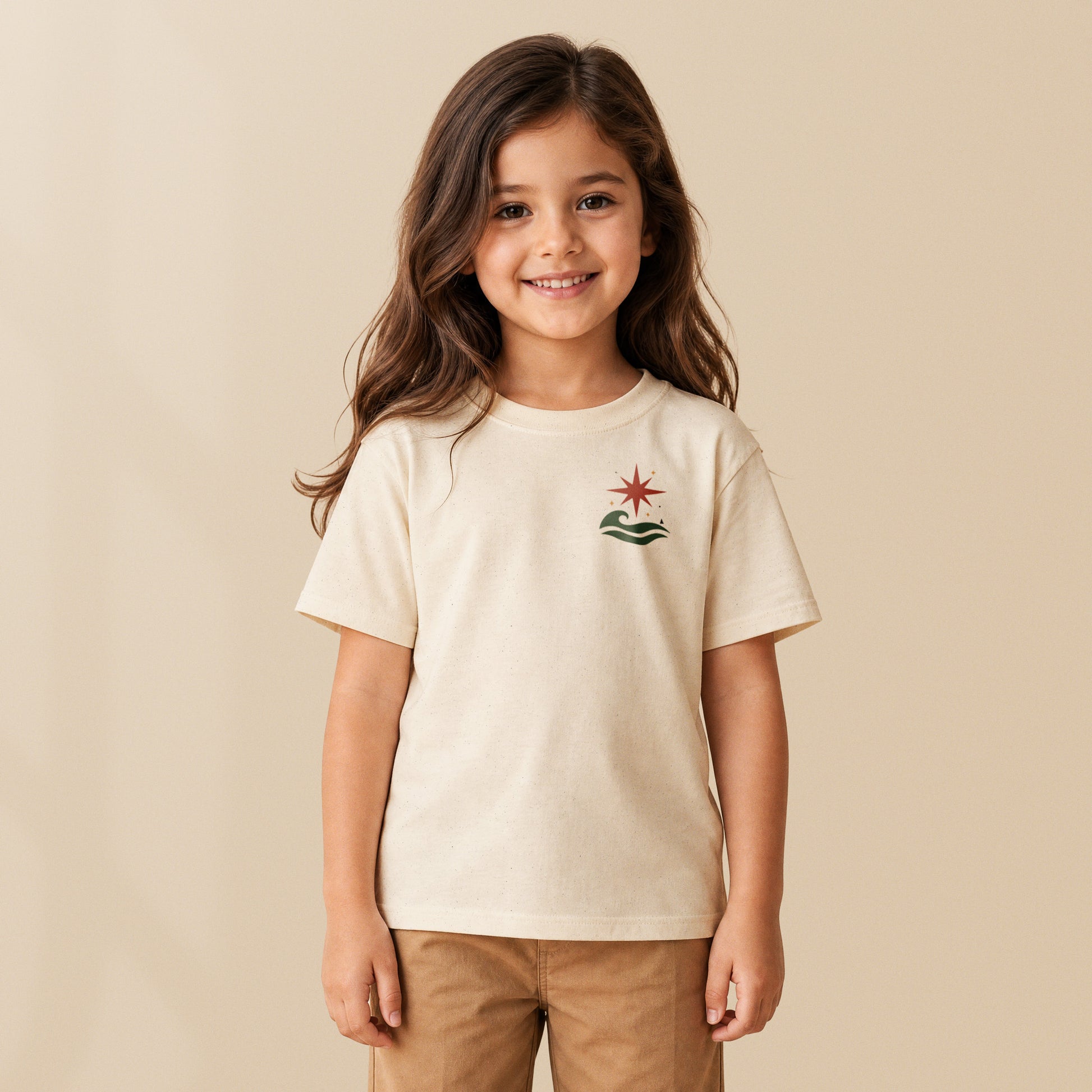 T-shirt enfant crème Étoile du large porté par un enfant, série Aventures Maritimes TifoArt