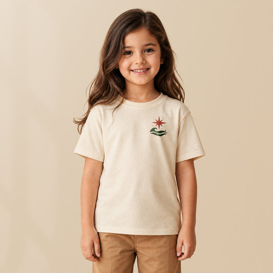 T-shirt enfant crème Étoile du large porté par un enfant, série Aventures Maritimes TifoArt