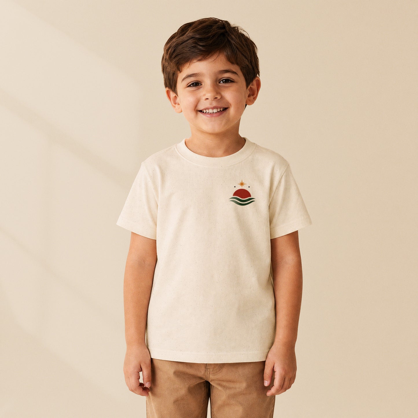T-shirt enfant crème Soleil du large porté par un enfant, série Aventures Maritimes TifoArt