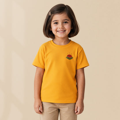 T-shirt enfant Gold Soleil du large porté par un enfant, série Aventures Maritimes TifoArt
