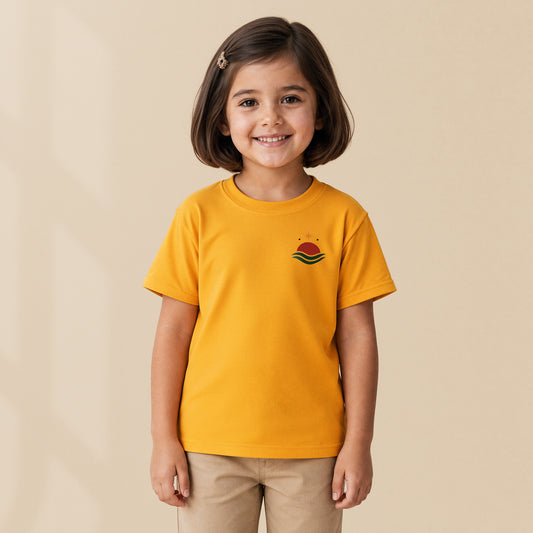 T-shirt enfant Gold Soleil du large porté par un enfant, série Aventures Maritimes TifoArt