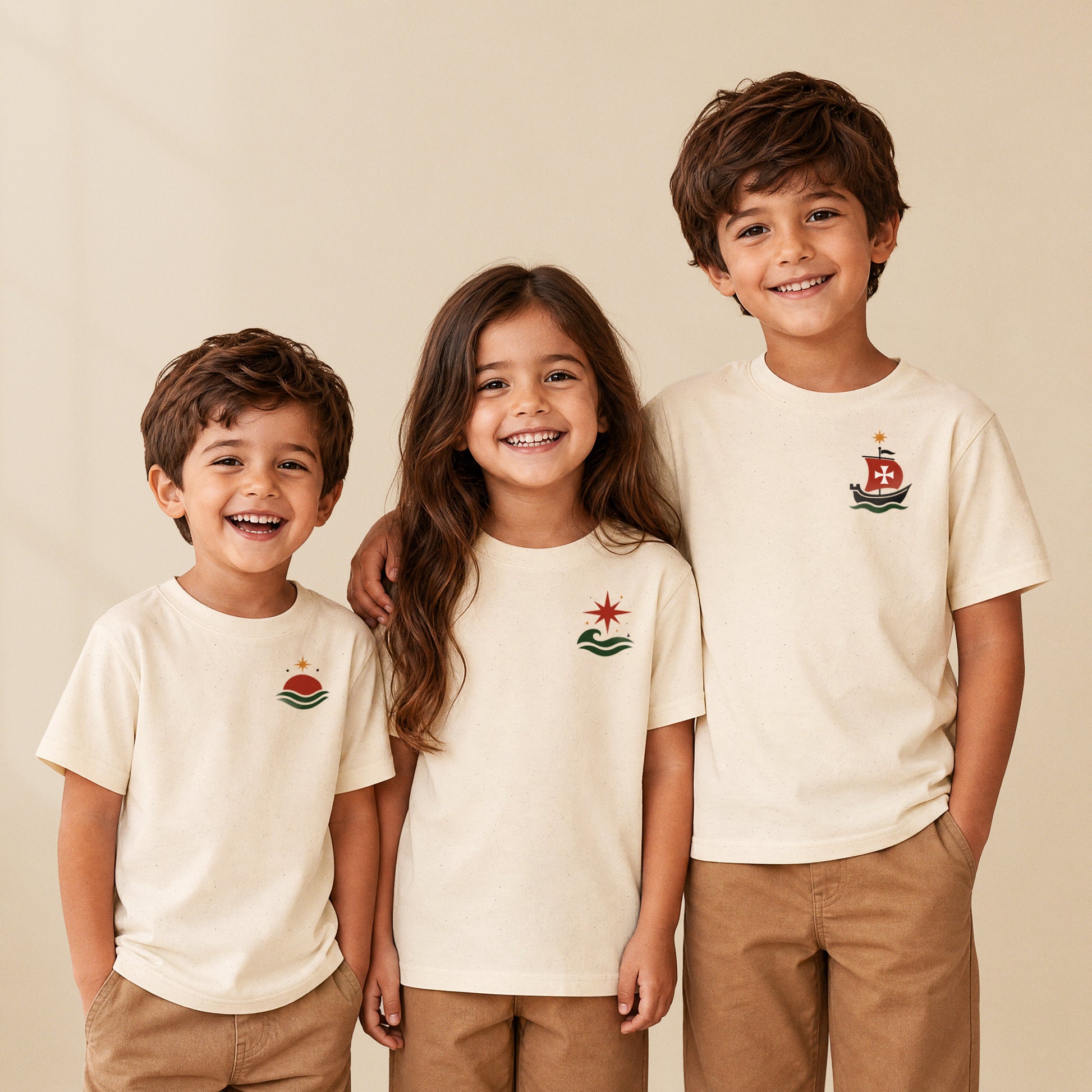 Trois enfants portent les t-shirts Caravelle de la série Aventures Maritimes enfant TifoArt
