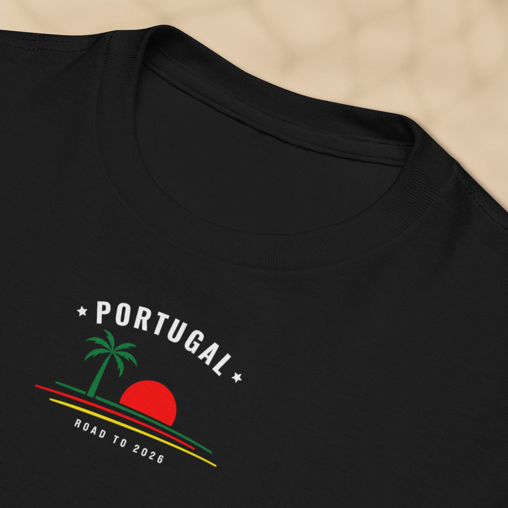 Gros plan design palmier Portugal Road to 2026 sur t-shirt enfant noir TifoArt