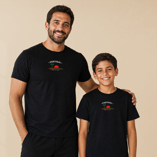 Duo père-fils portant le t-shirt Portugal Nations 2026 noir, TifoArt