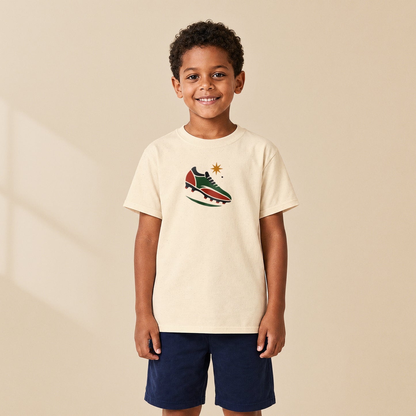 T-shirt enfant crème Le Crampon porté par un enfant, série Petits Champions TifoArt