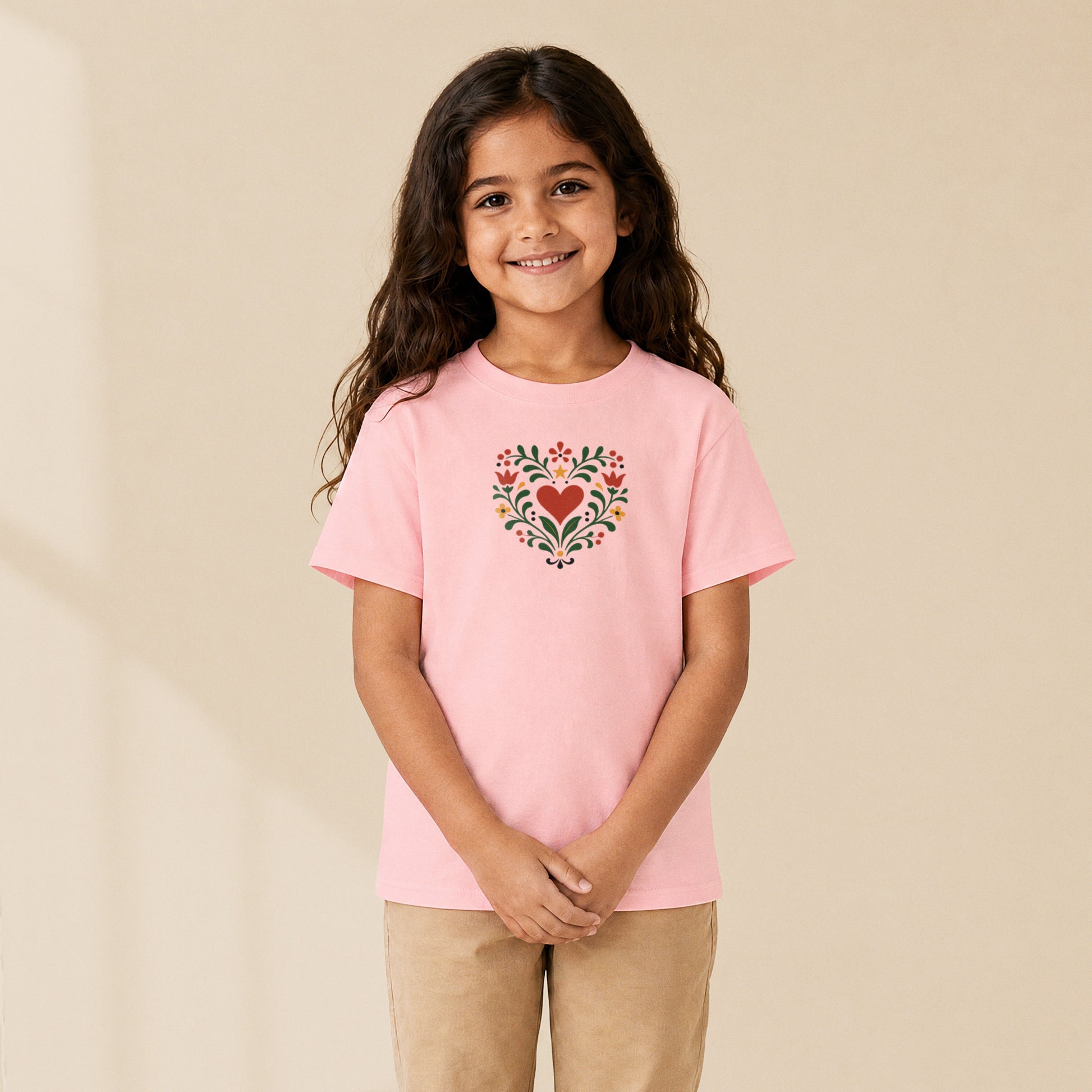 T-shirt enfant Light pink Cœur floral porté par une enfant, série Folklore Portugais TifoArt