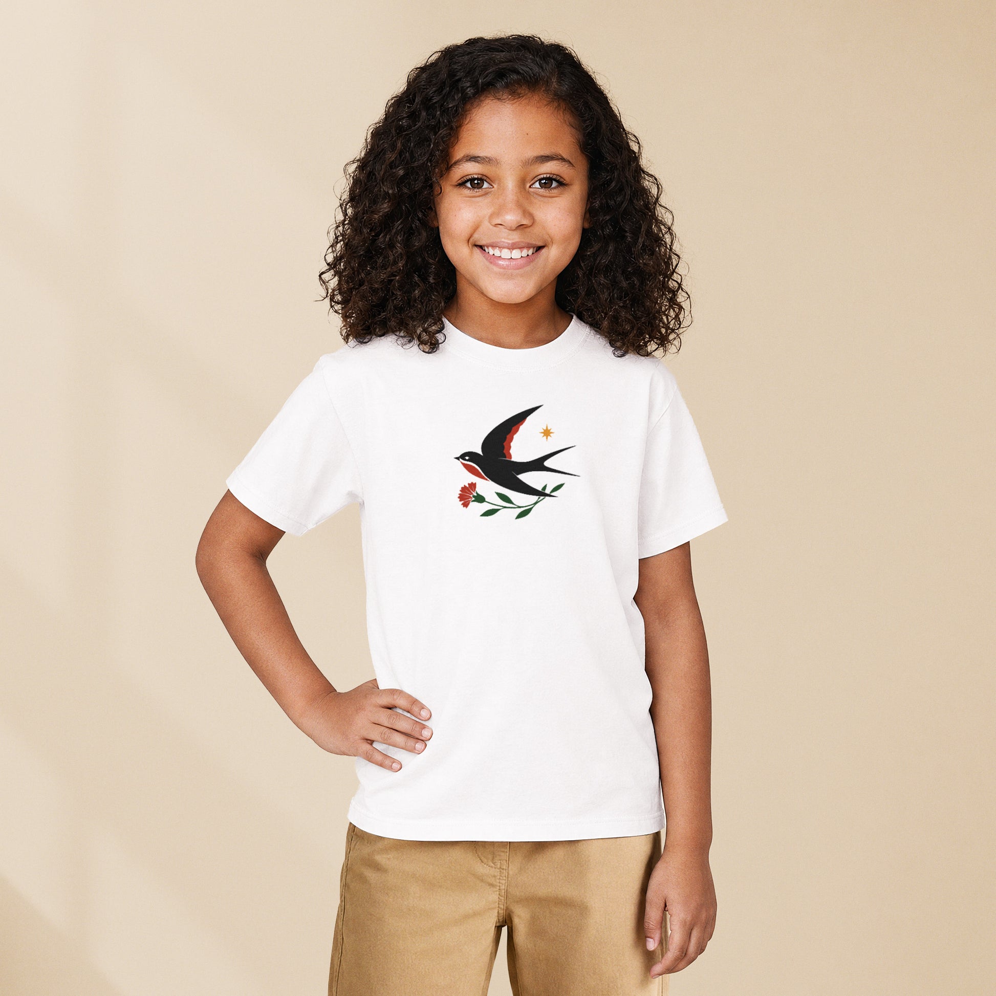 T-shirt enfant blanc Hirondelle folk porté par une enfant, série Folklore Portugais TifoArt