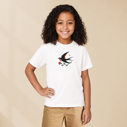 T-shirt enfant blanc Hirondelle folk porté par une enfant, série Folklore Portugais TifoArt