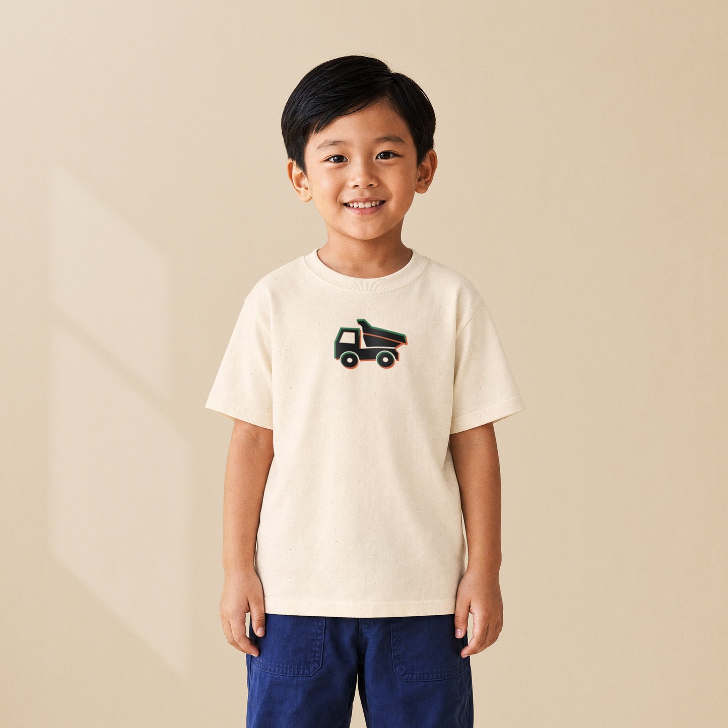 T-shirt enfant crème Le Camion-Benne porté par un enfant, série Símbolos Engins TifoArt