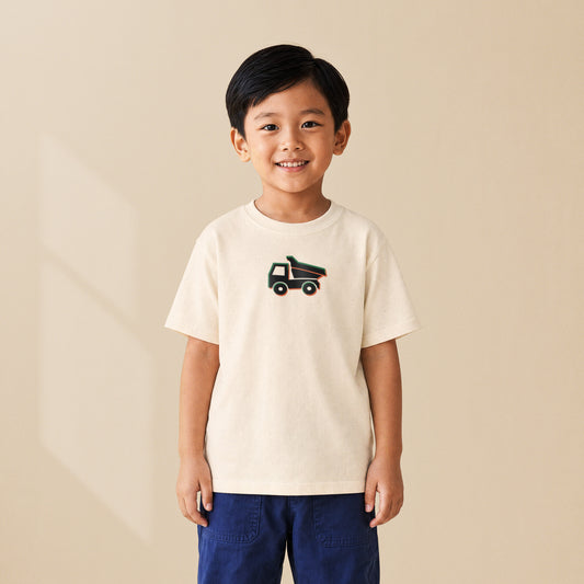 T-shirt enfant crème Le Camion-Benne porté par un enfant, série Símbolos Engins TifoArt