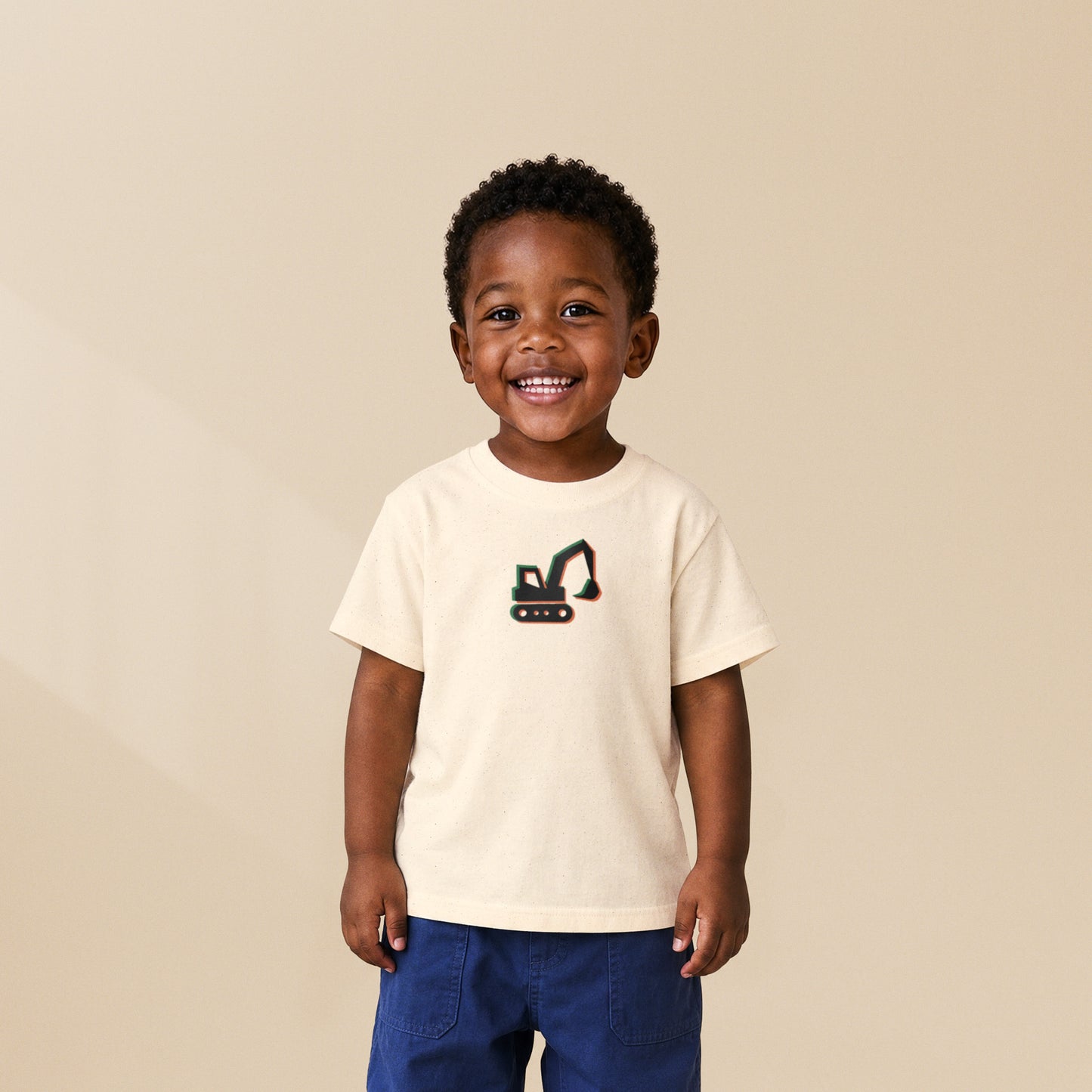 T-shirt enfant crème La Pelleteuse porté par un enfant, série Símbolos Engins TifoArt