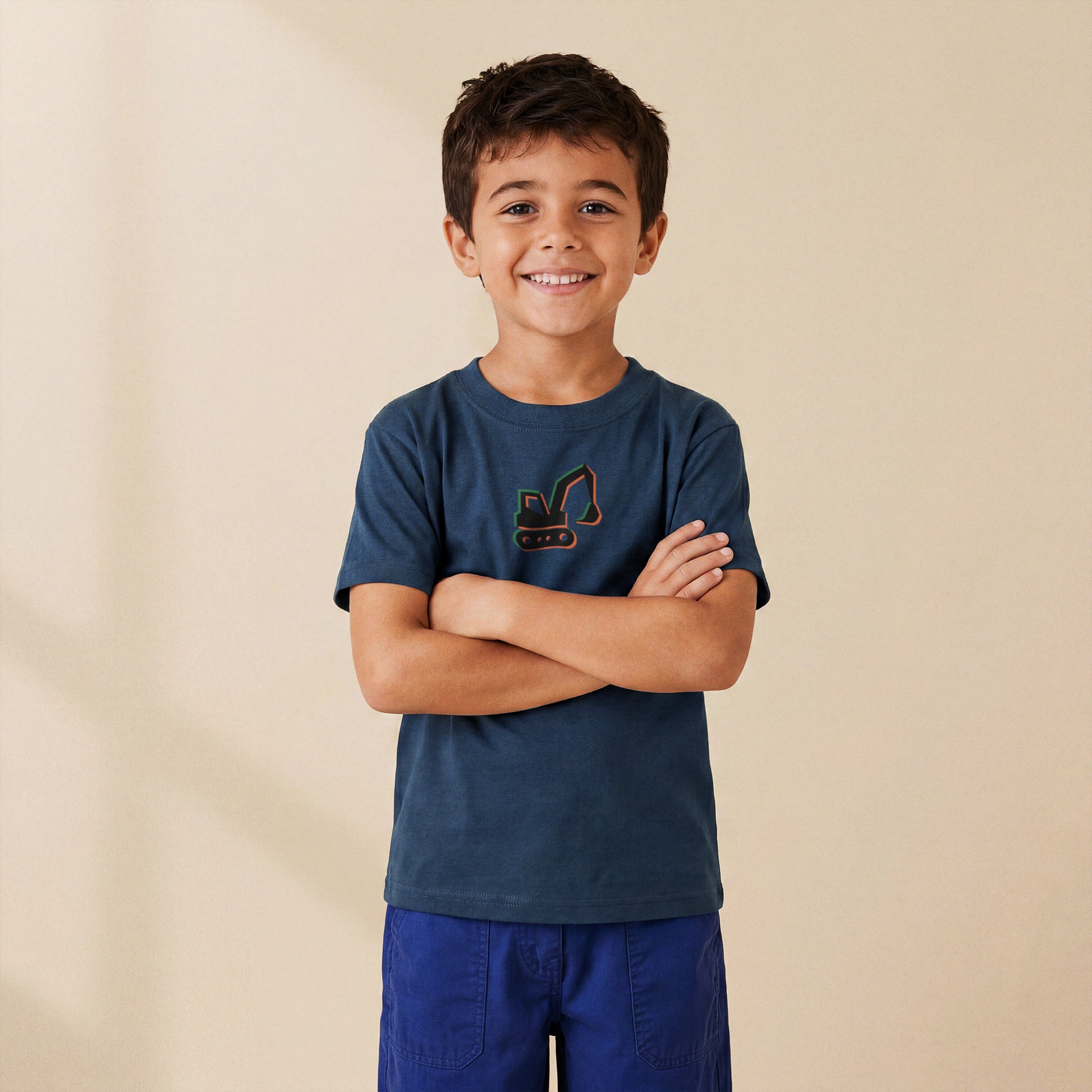 T-shirt enfant Navy La Pelleteuse porté par un enfant, série Símbolos Engins TifoArt
