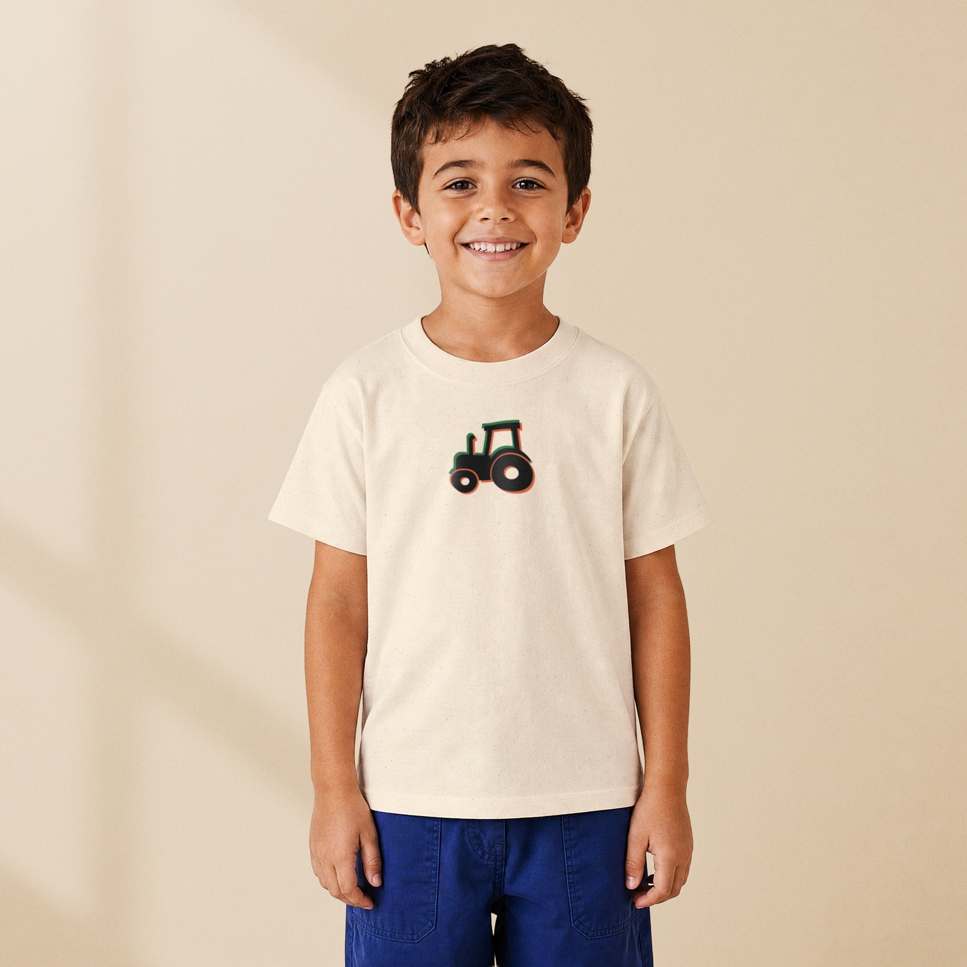T-shirt enfant crème Le Tracteur porté par un enfant, série Símbolos Engins TifoArt