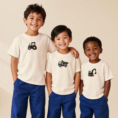 Trois enfants portent les t-shirts de la série Símbolos Engins enfant TifoArt
