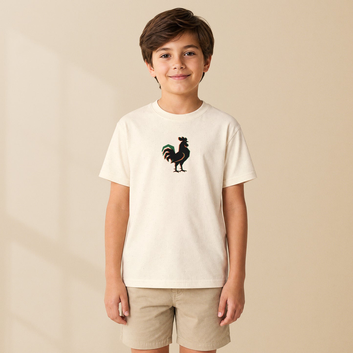 T-shirt enfant crème Galo porté par un enfant, série Símbolos TifoArt