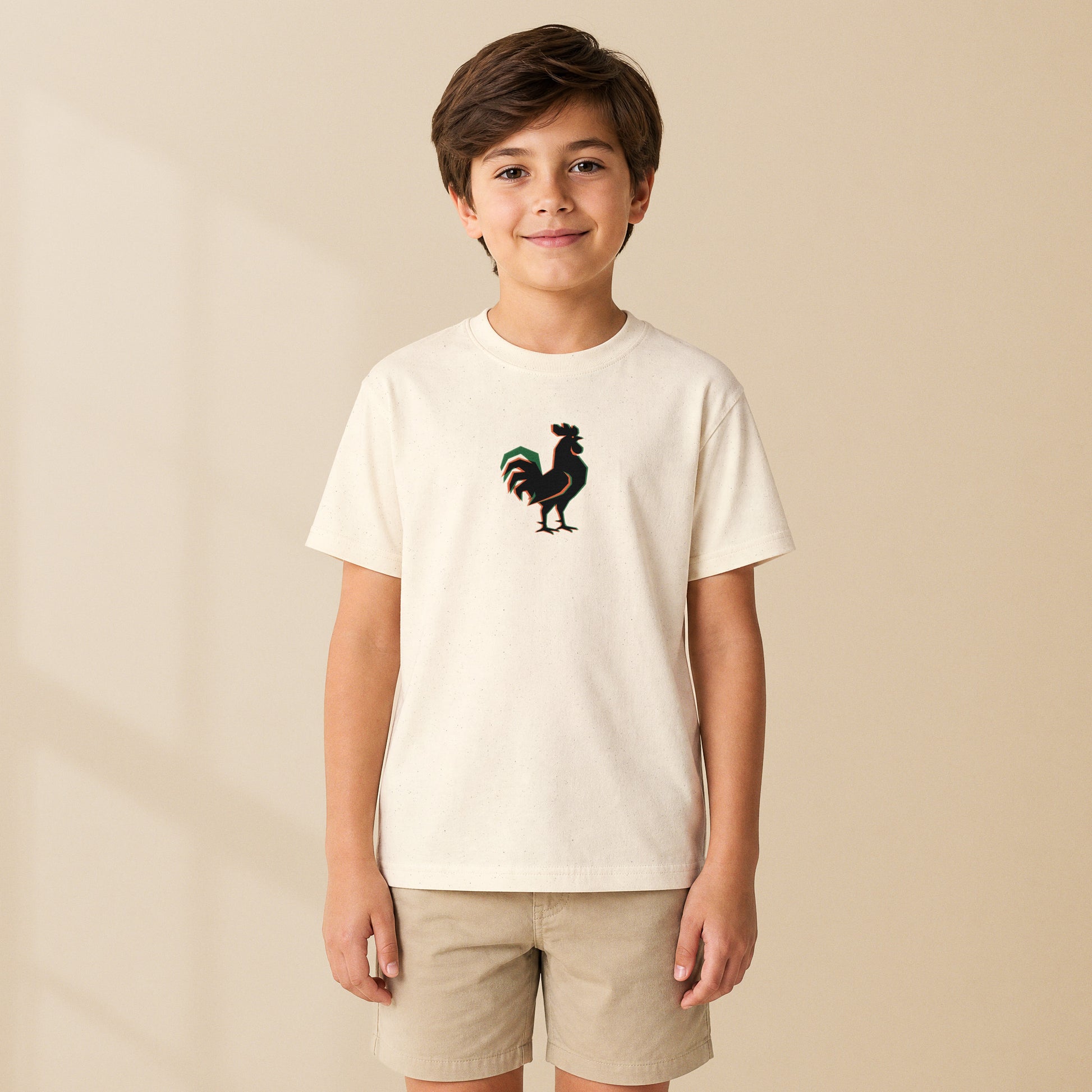 T-shirt enfant crème Galo porté par un enfant, série Símbolos TifoArt