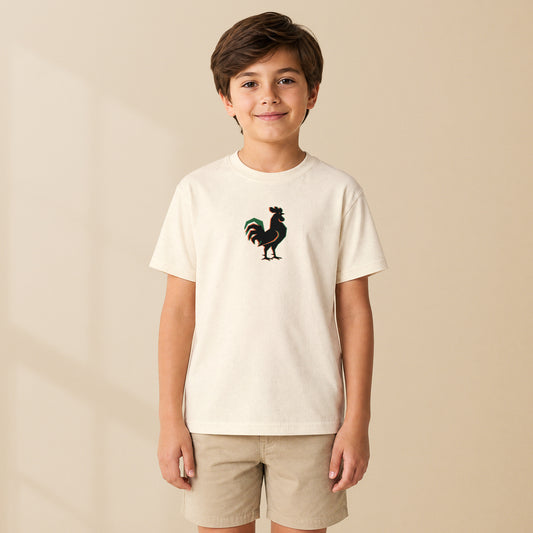 T-shirt enfant crème Galo porté par un enfant, série Símbolos TifoArt