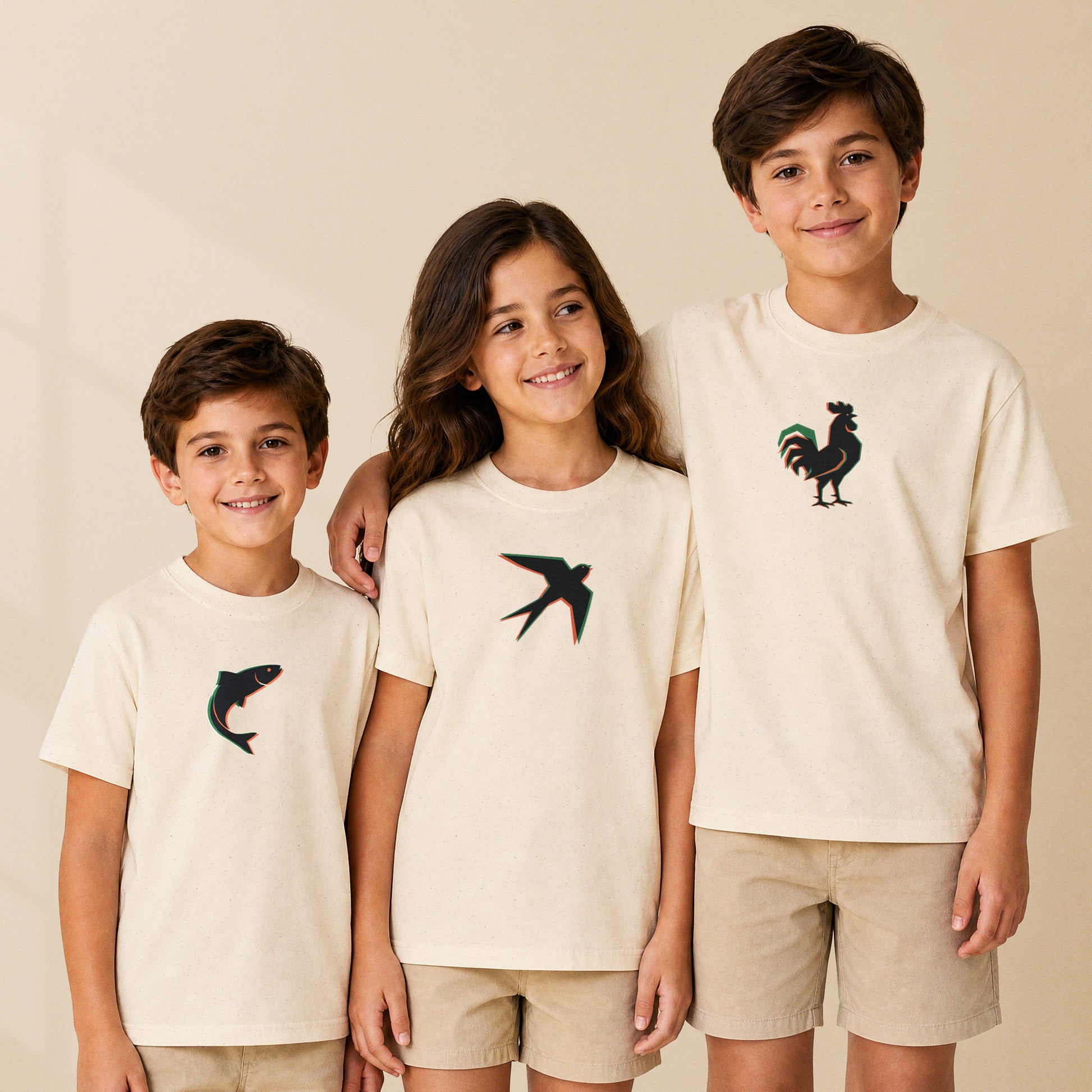 Trois enfants portent les t-shirts Galo Coq de Barcelos de la série Símbolos enfant TifoArt