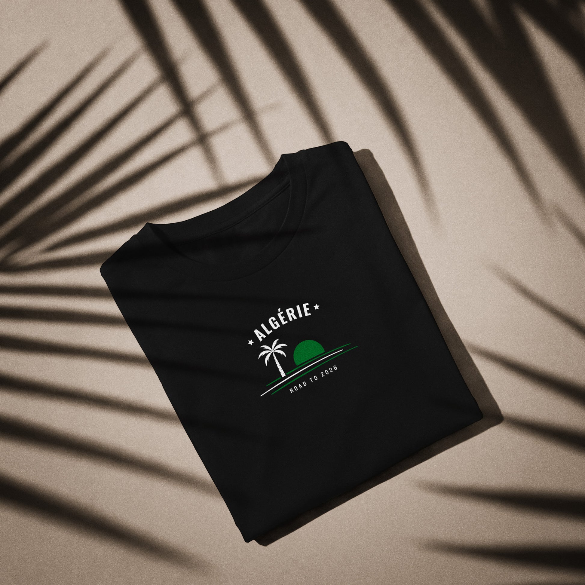 T-shirt noir supporter Algérie avec motif palmier aux couleurs vert et blanc du drapeau algérien, coton bio TifoArt