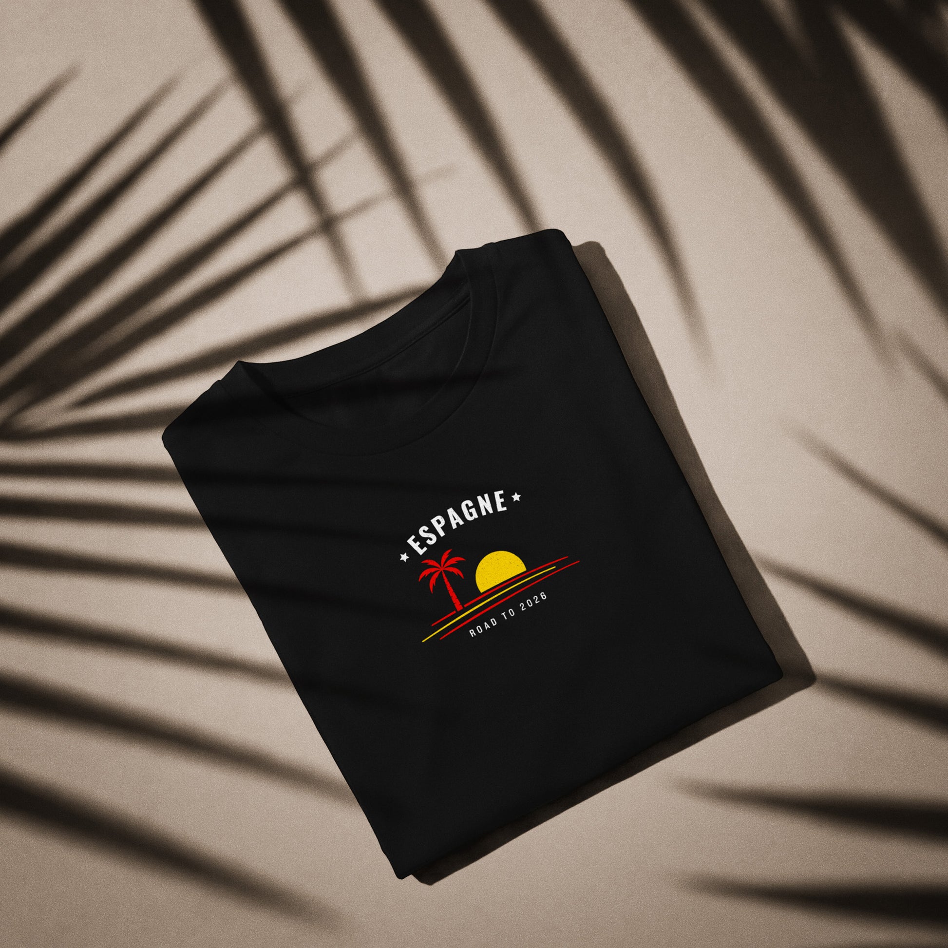 T-shirt noir supporter Espagne avec motif palmier aux couleurs jaune et rouge du drapeau espagnol, coton bio TifoArt