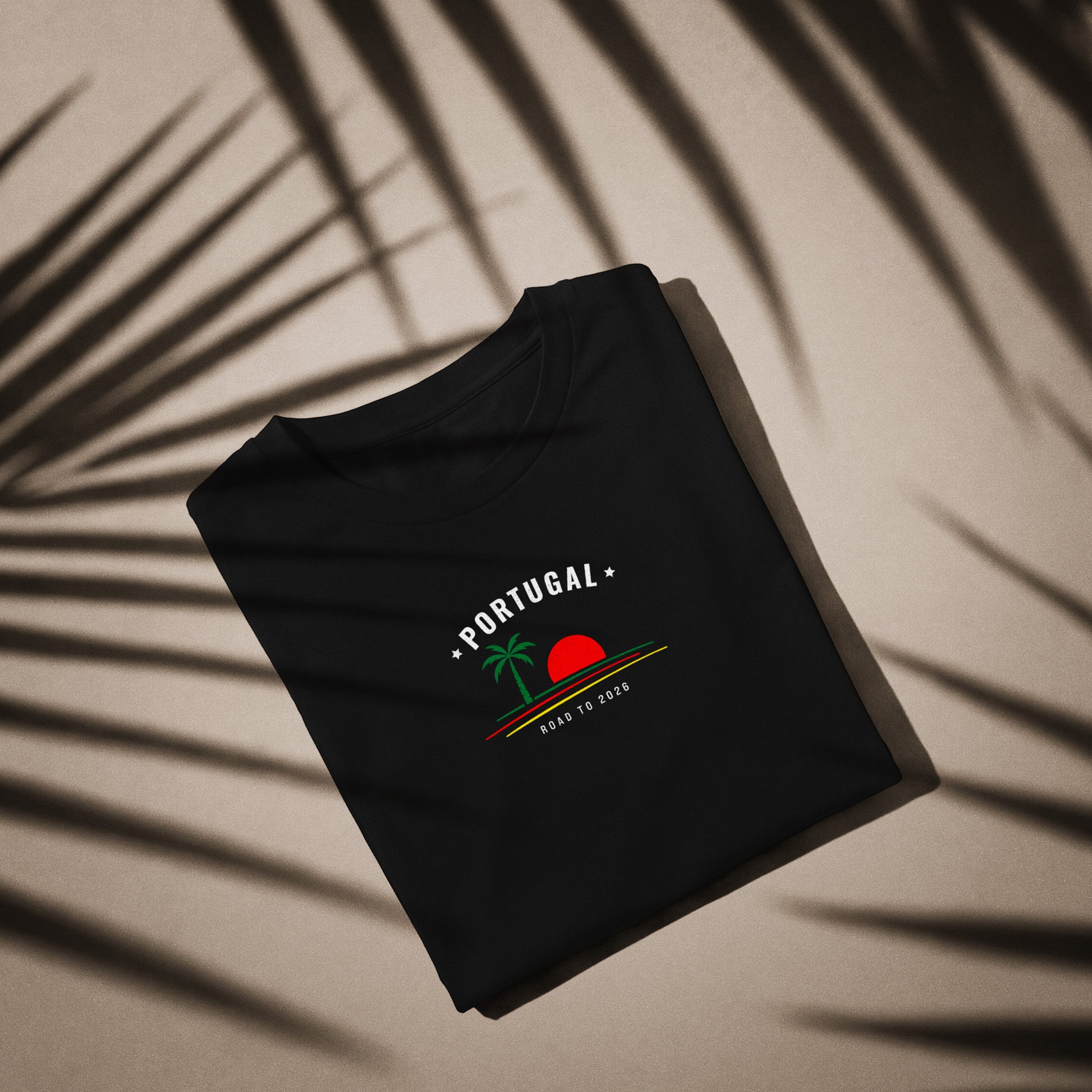 T-shirt noir supporter Portugal avec motif palmier aux couleurs rouge, vert et jaune du drapeau portugais, coton bio TifoArt