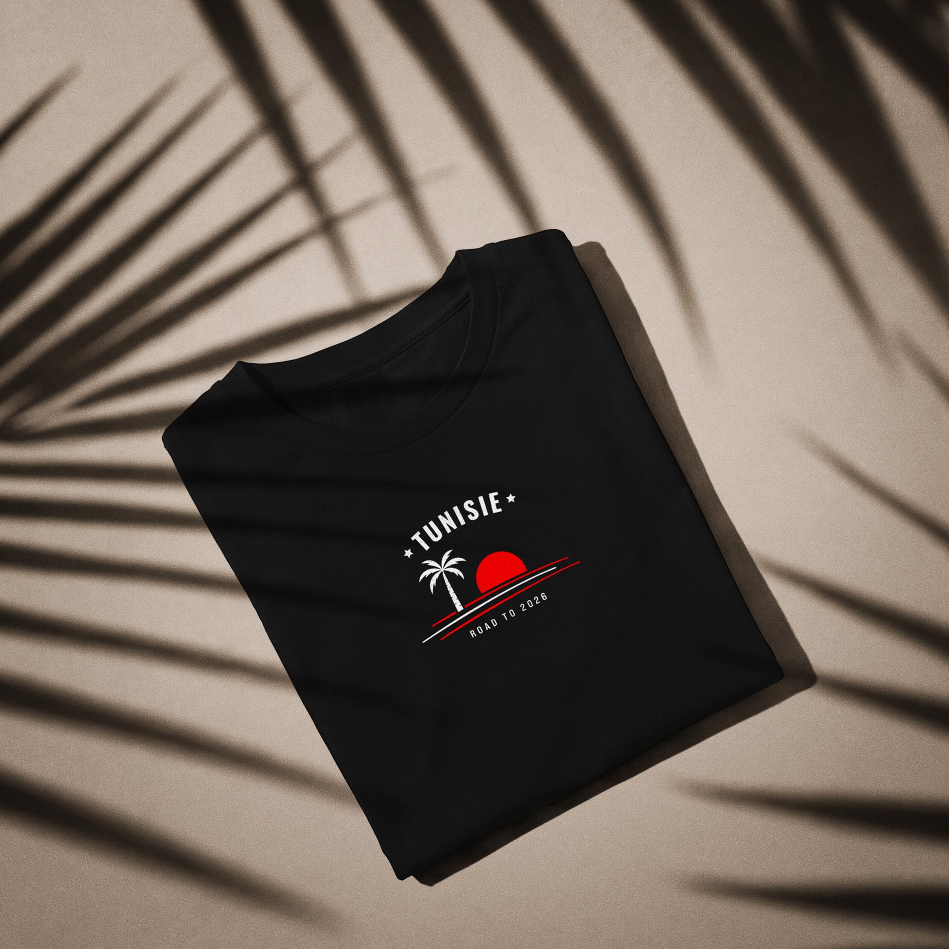 T-shirt noir supporter Tunisie avec motif palmier aux couleurs rouge et blanc du drapeau tunisien, coton bio TifoArt
