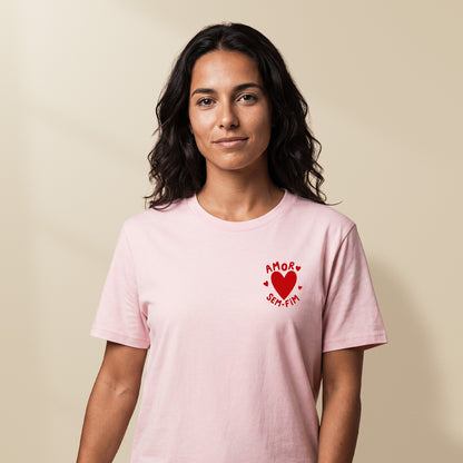 femme portant t-shirt amor sem fim rose tifoart