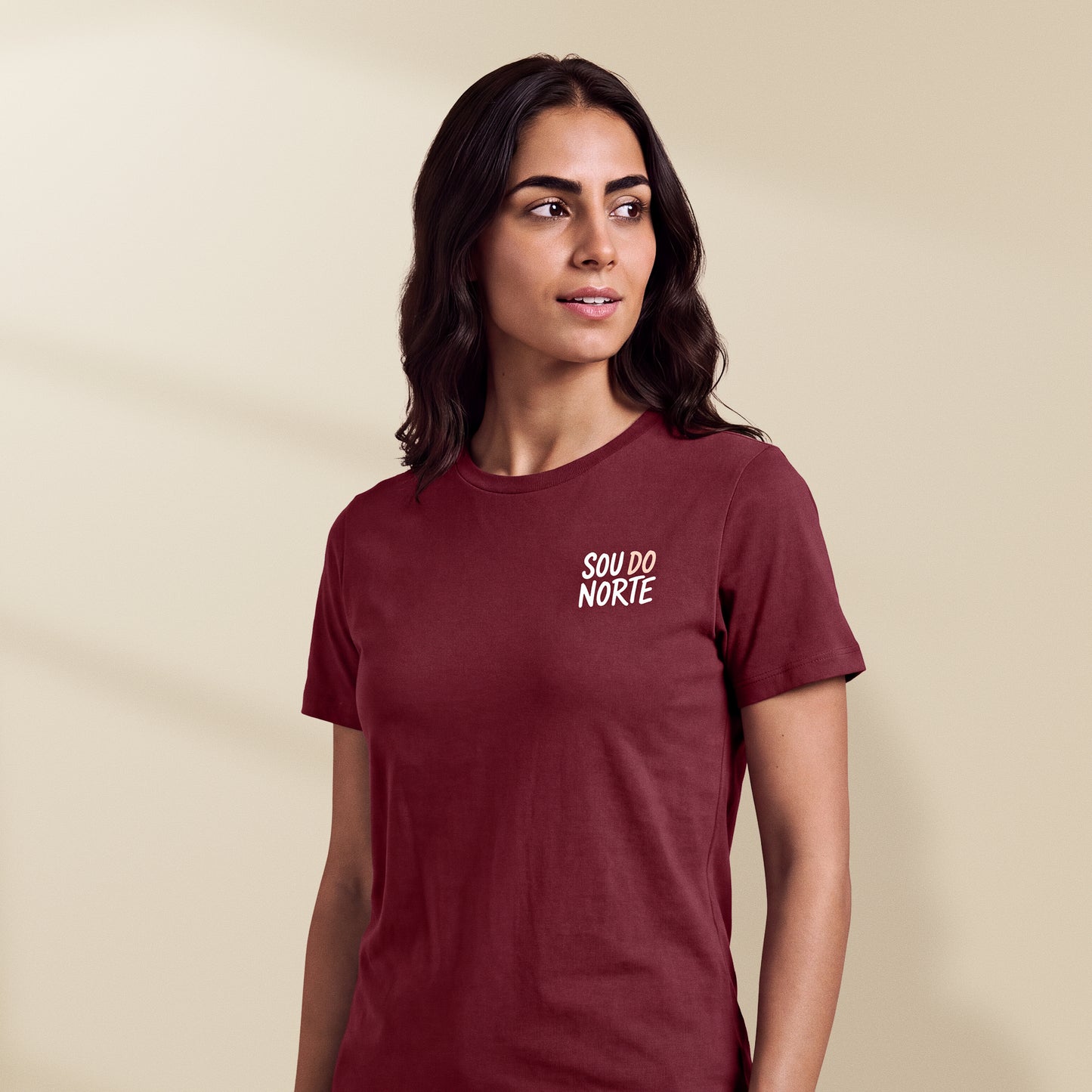 T-shirt Sou do Norte Burgundy porté par une femme, petit motif blanc et pêche sur la poitrine, TifoArt