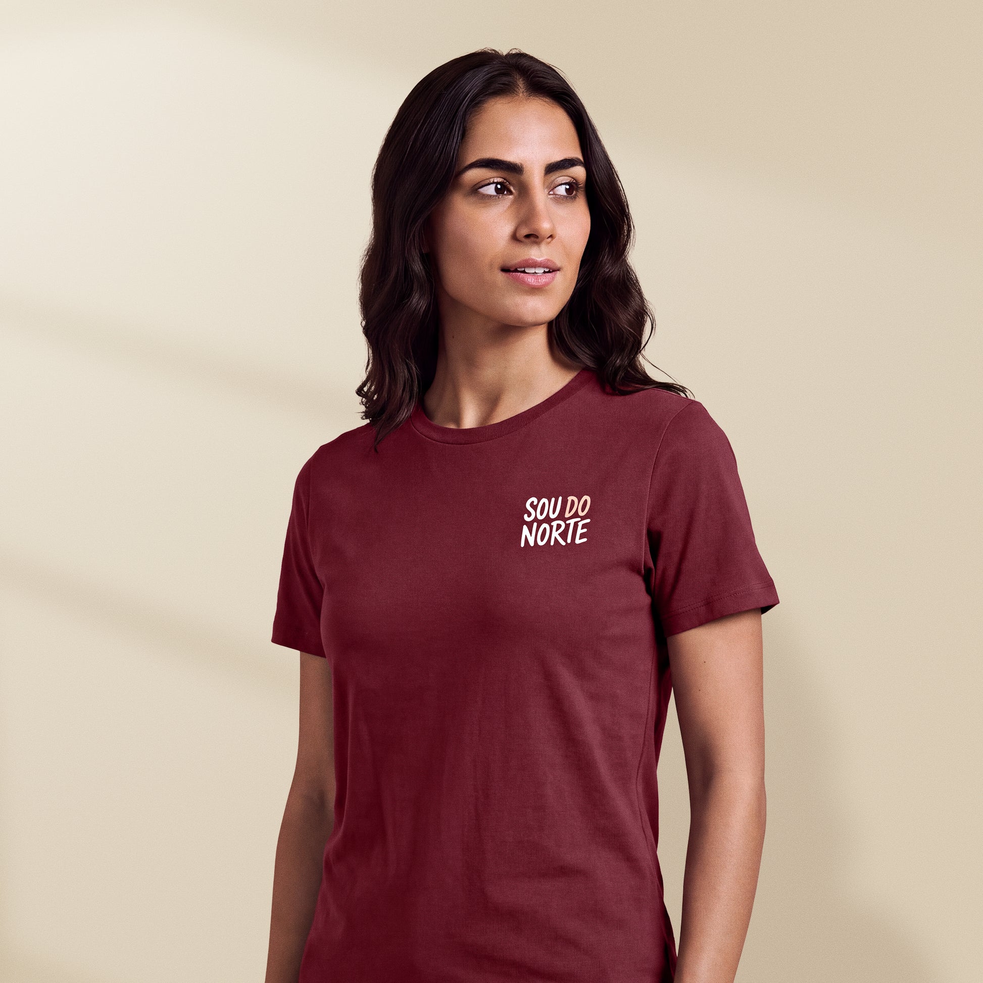 T-shirt Sou do Norte Burgundy porté par une femme, petit motif blanc et pêche sur la poitrine, TifoArt