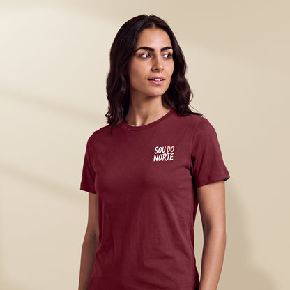 T-shirt Sou do Norte Burgundy porté par une femme, petit motif blanc et pêche sur la poitrine, TifoArt