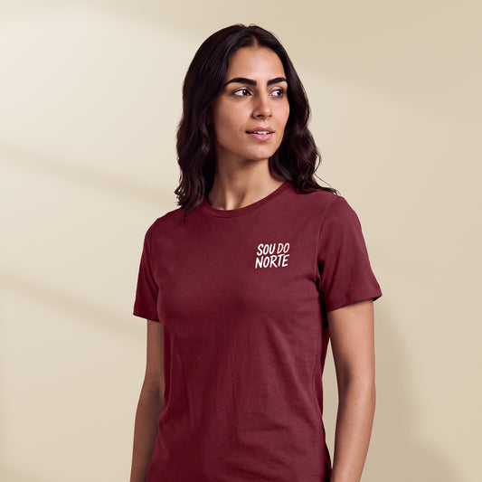 T-shirt Sou do Norte Burgundy porté par une femme, petit motif blanc et pêche sur la poitrine, TifoArt