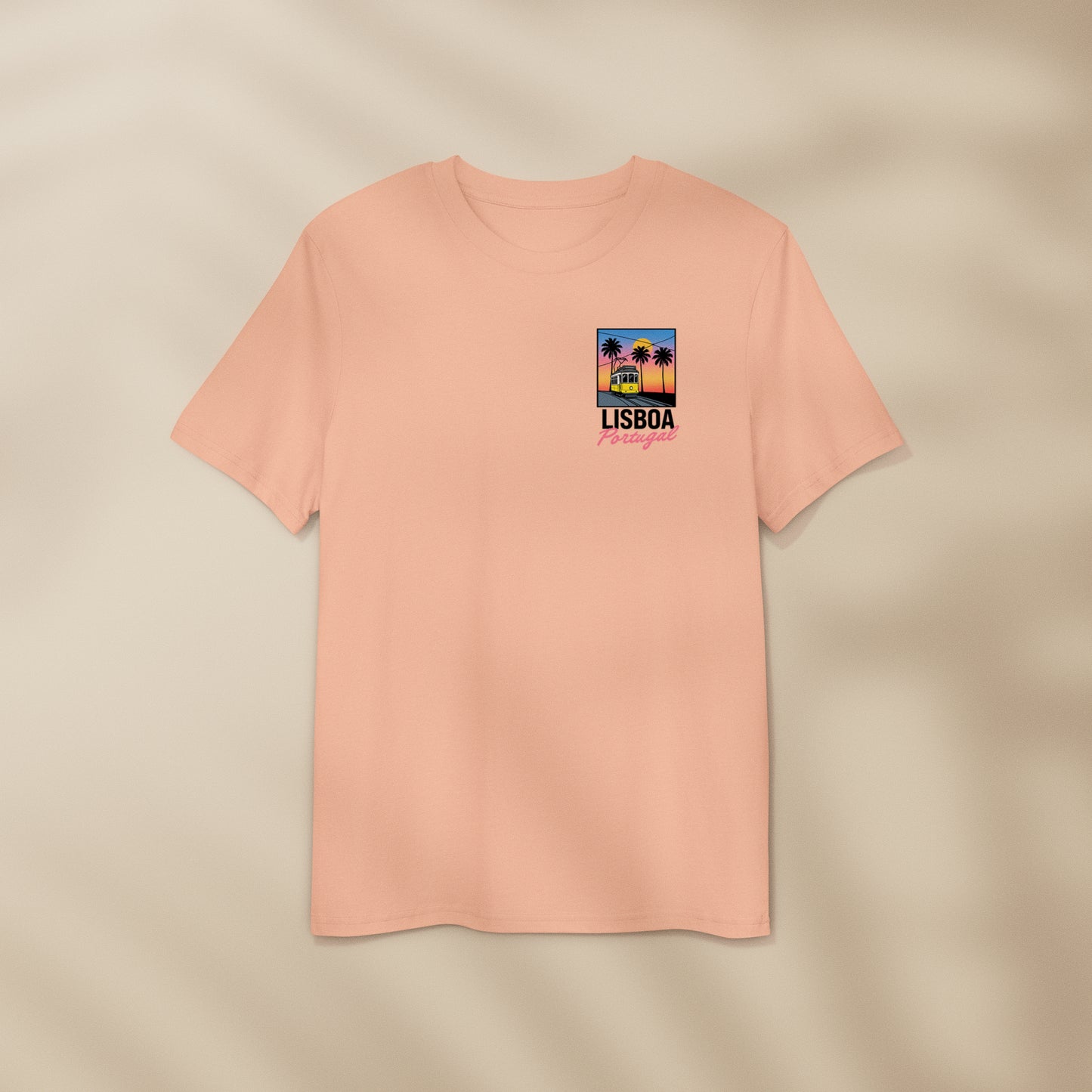 T-shirt Lisboa avec tramway 28 jaune et palmiers sous coucher de soleil sur Lisbonne, coton bio Portugal TifoArt