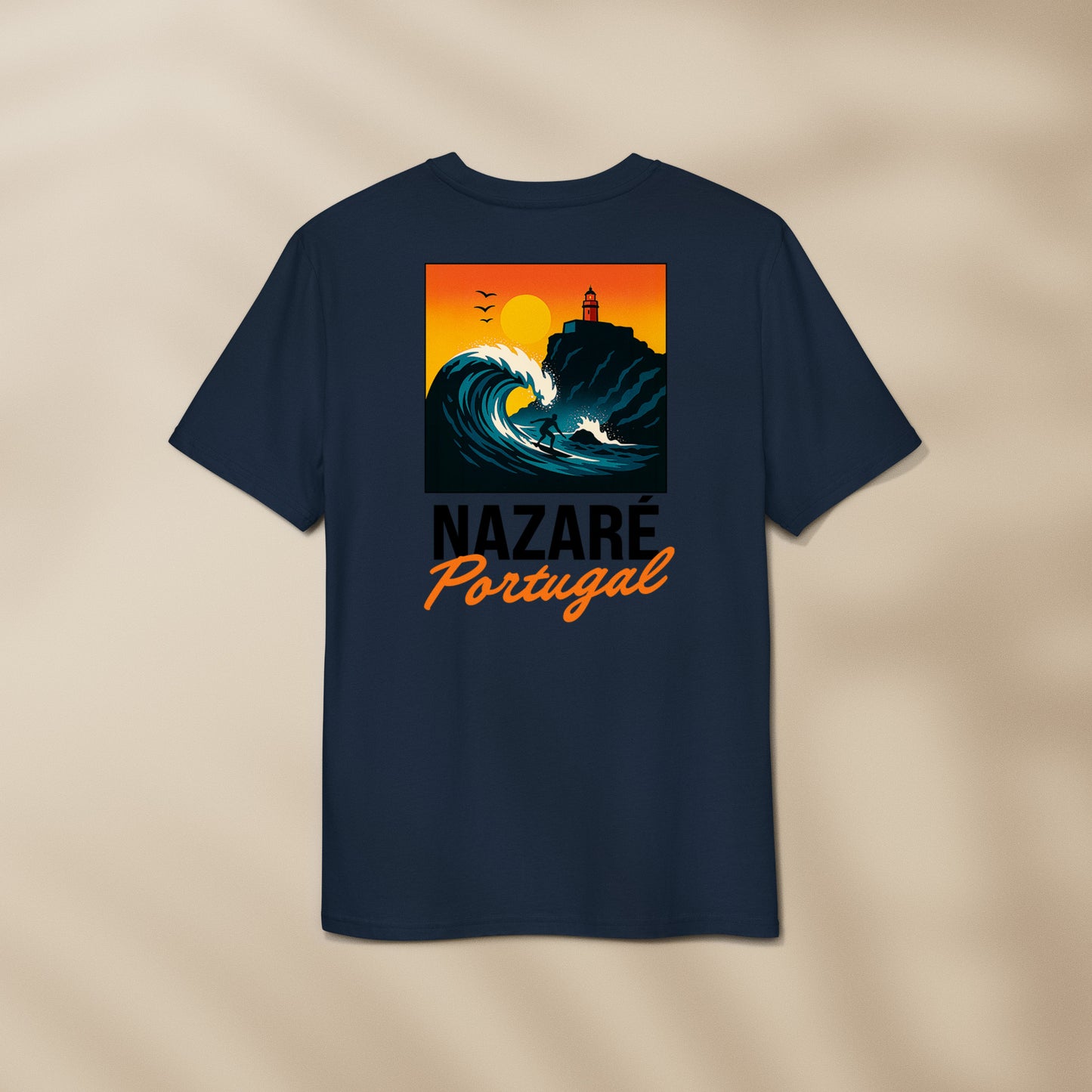 T-shirt Nazaré Portugal avec illustration de la vague géante et phare imprimés au dos et côté cœur, coton bio TifoArt