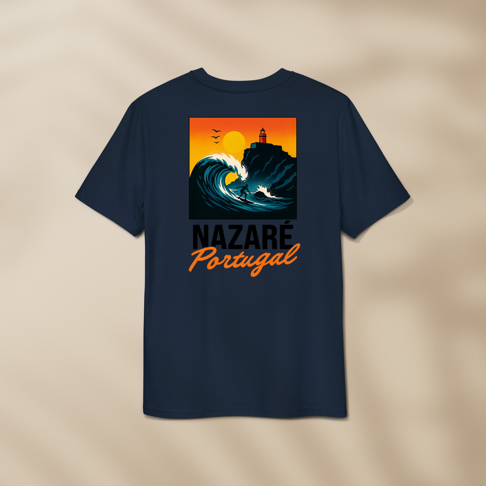 T-shirt Nazaré Portugal avec illustration de la vague géante et phare imprimés au dos et côté cœur, coton bio TifoArt