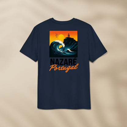 T-shirt Nazaré Portugal avec illustration de la vague géante et phare imprimés au dos et côté cœur, coton bio TifoArt