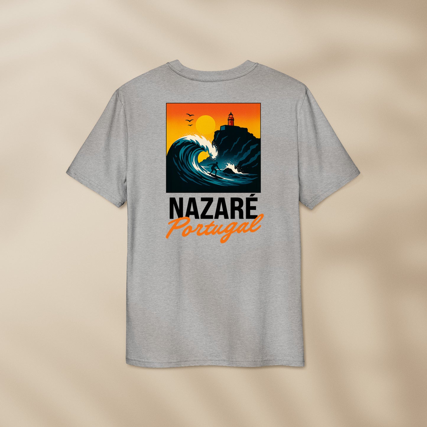 T-shirt Nazaré Portugal avec illustration de la vague géante et phare imprimés au dos et côté cœur, coton bio TifoArt