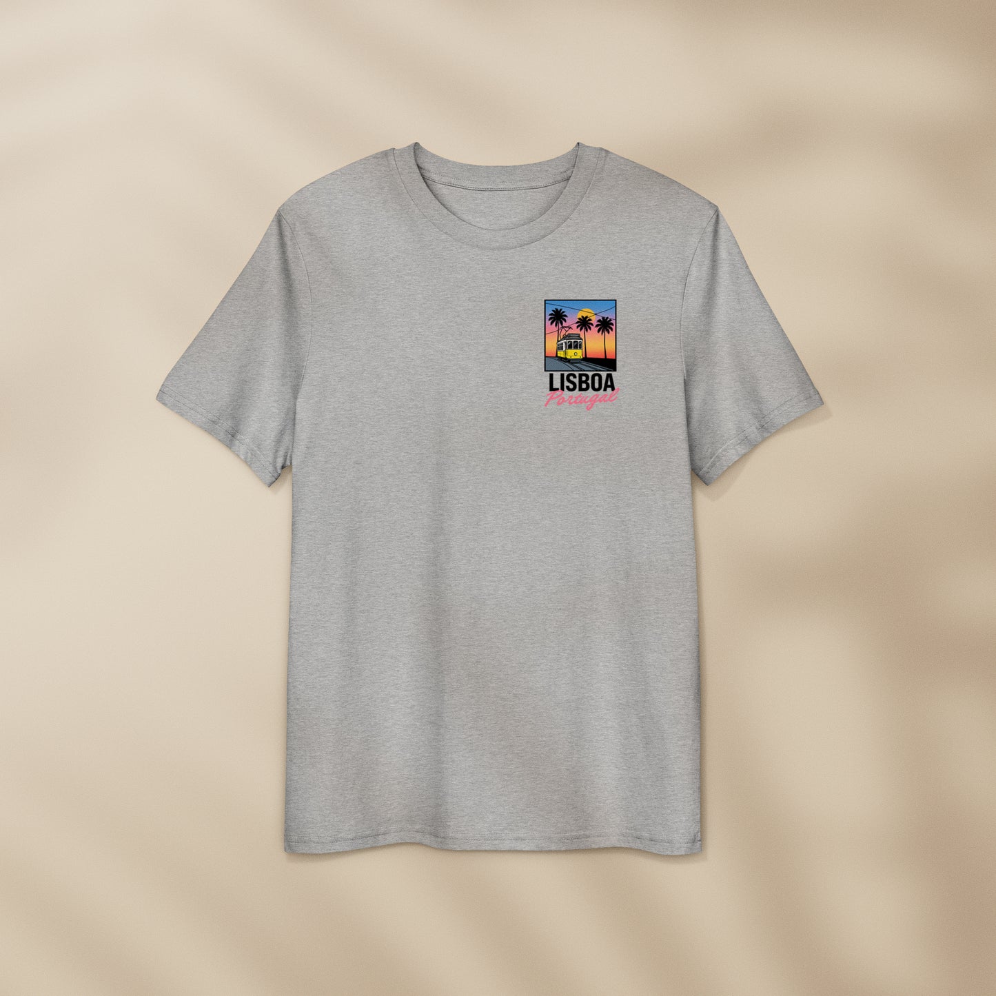 T-shirt Lisboa avec tramway 28 jaune et palmiers sous coucher de soleil sur Lisbonne, coton bio Portugal TifoArt