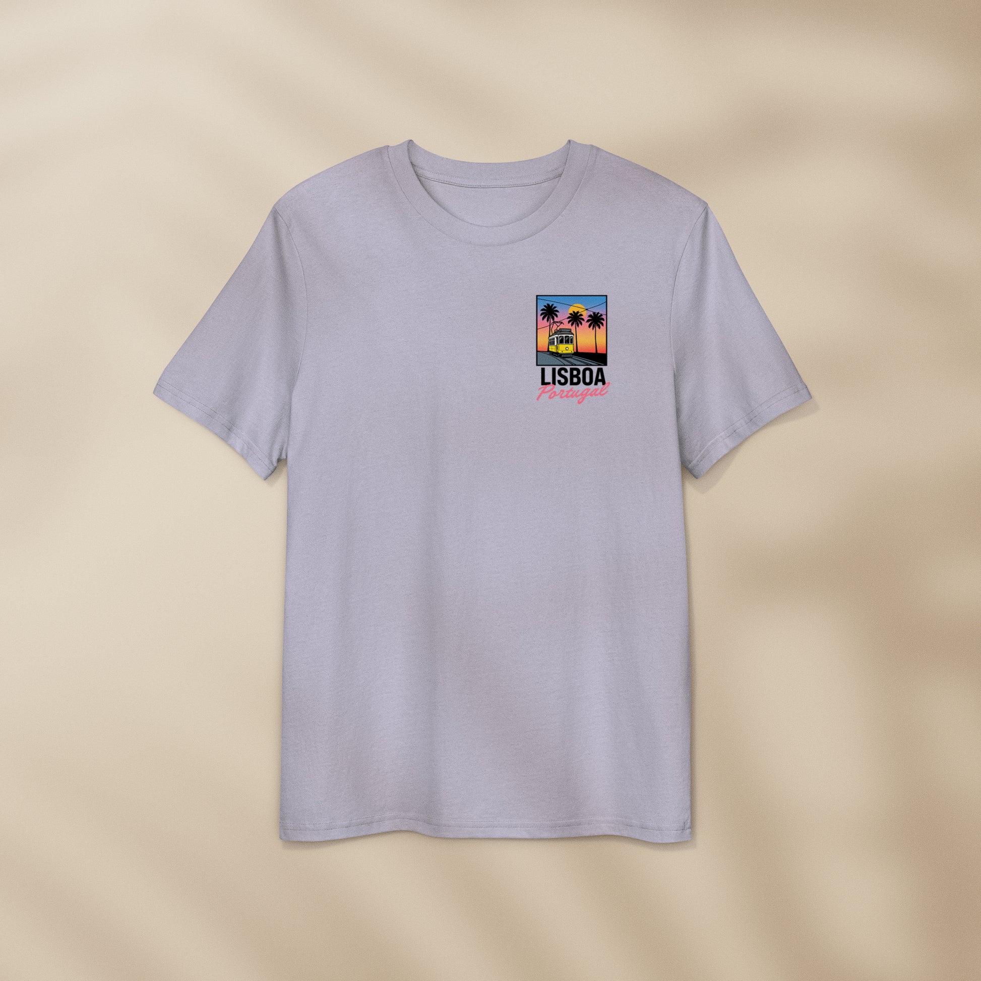T-shirt Lisboa avec tramway 28 jaune et palmiers sous coucher de soleil sur Lisbonne, coton bio Portugal TifoArt