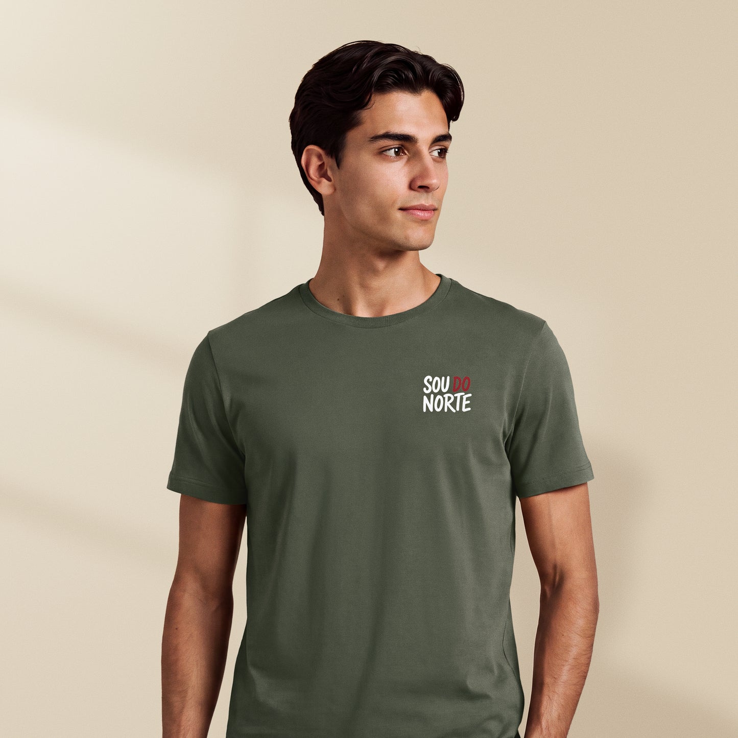 T-shirt Sou do Norte Kaki porté par un homme, petit motif blanc et burgundy sur la poitrine, TifoArt