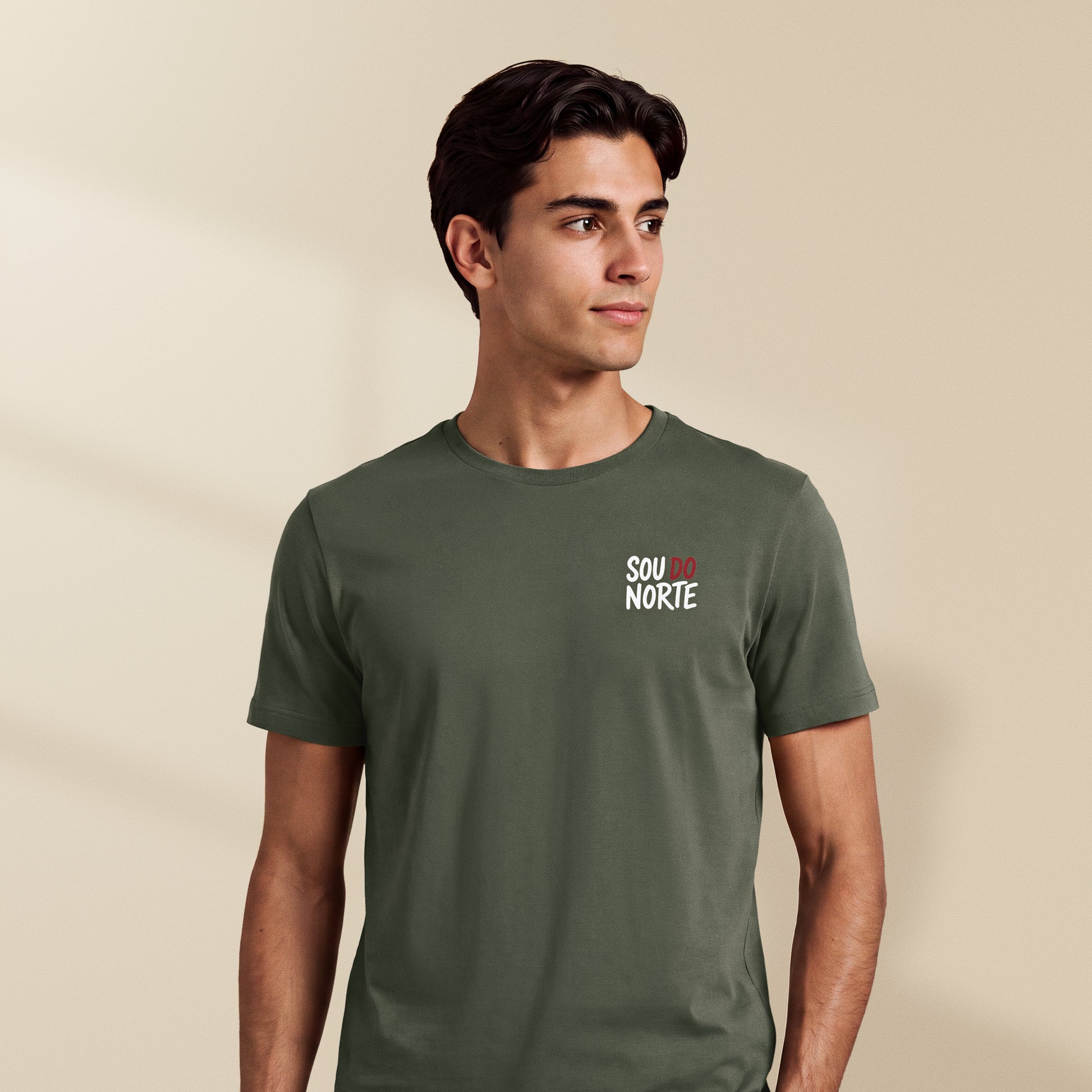 T-shirt Sou do Norte Kaki porté par un homme, petit motif blanc et burgundy sur la poitrine, TifoArt