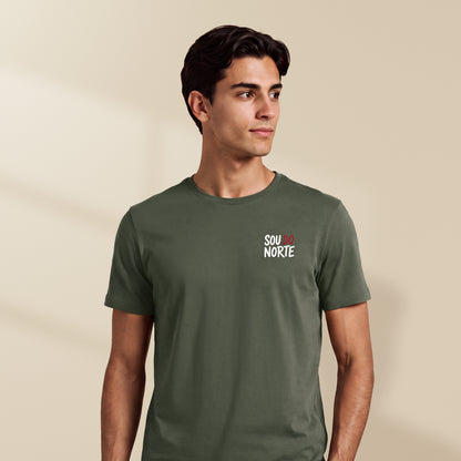 T-shirt Sou do Norte Kaki porté par un homme, petit motif blanc et burgundy sur la poitrine, TifoArt