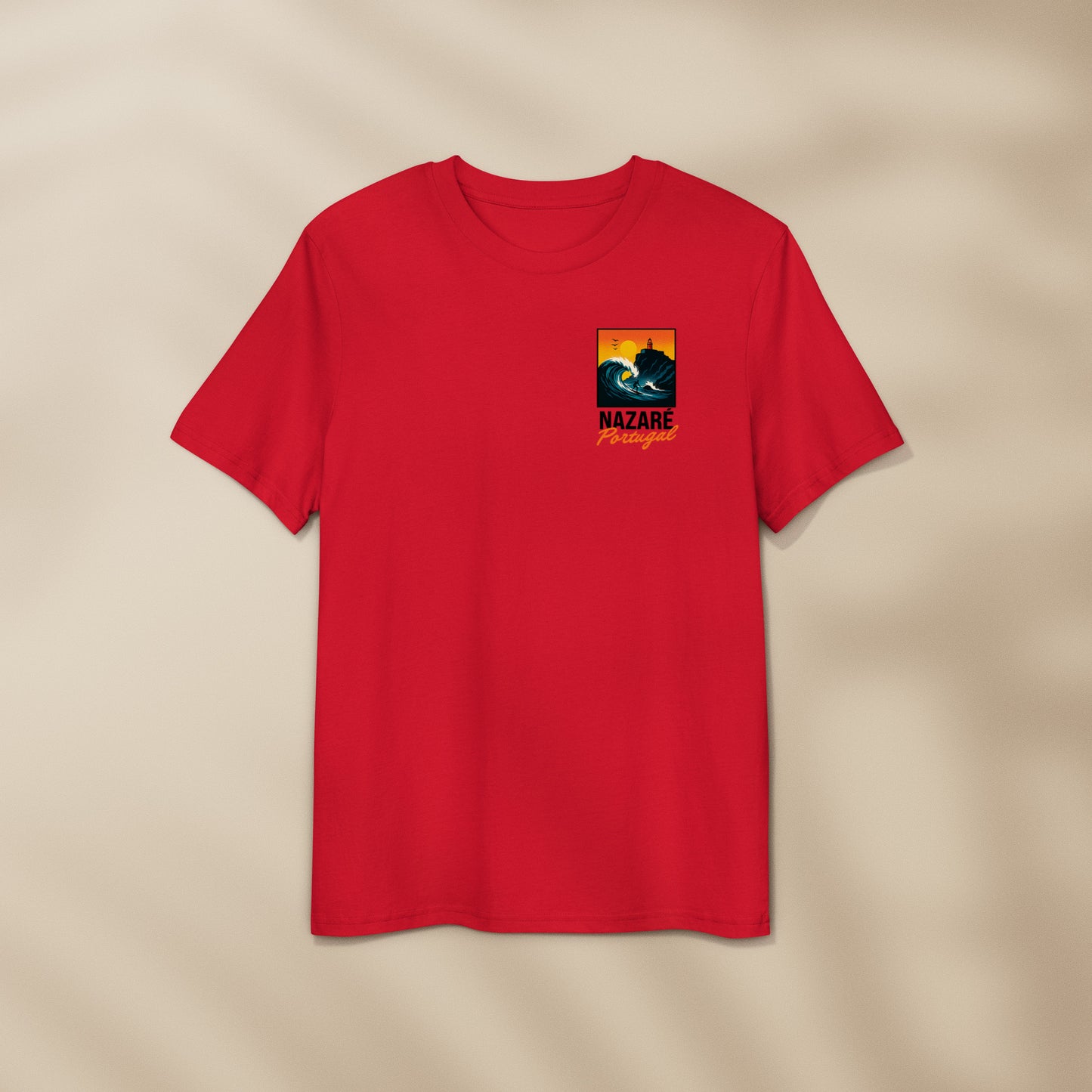 T-shirt Nazaré Portugal avec illustration de la vague géante et phare imprimés au dos et côté cœur, coton bio TifoArt