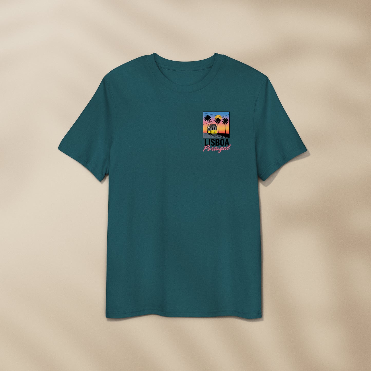 T-shirt Lisboa avec tramway 28 jaune et palmiers sous coucher de soleil sur Lisbonne, coton bio Portugal TifoArt
