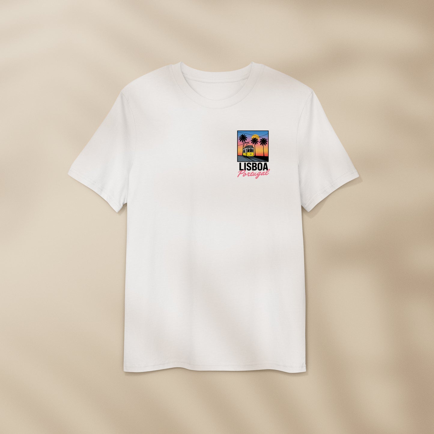 T-shirt Lisboa avec tramway 28 jaune et palmiers sous coucher de soleil sur Lisbonne, coton bio Portugal TifoArt