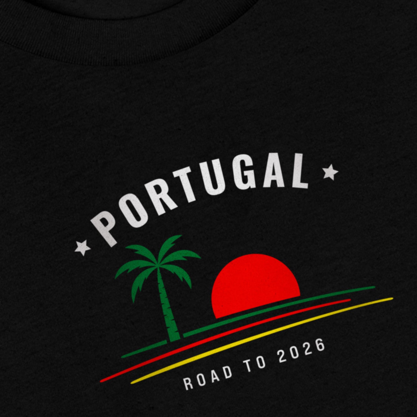 T-shirt noir supporter Portugal avec motif palmier aux couleurs rouge, vert et jaune du drapeau portugais, coton bio TifoArt